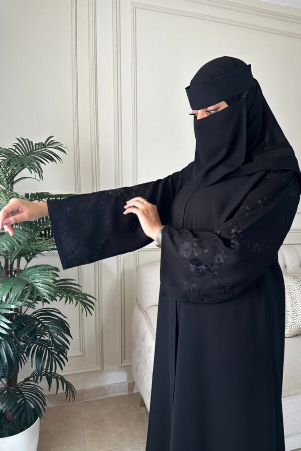 ⁦عباية باكمام مطرزة ورود اسود⁩ - الصورة ⁦8⁩