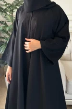 عباية كلوش بتطريز مخفي من امام و كم بلون اسود