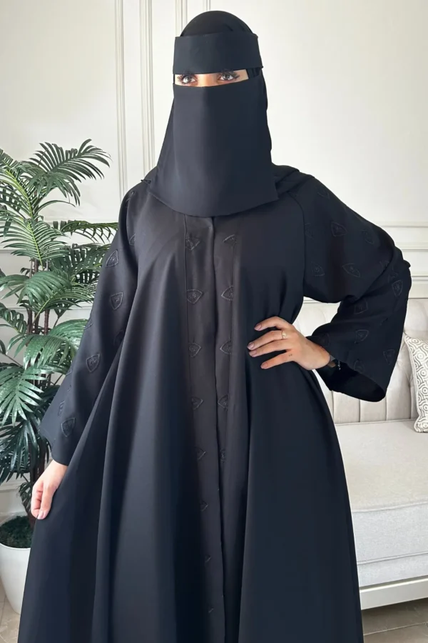 ⁦عباية كلوش بتطريز مخفي من امام و كم بلون اسود⁩ - الصورة ⁦4⁩