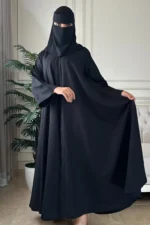 ⁦عباية كلوش بتطريز مخفي من امام و كم بلون اسود⁩ - الصورة ⁦2⁩