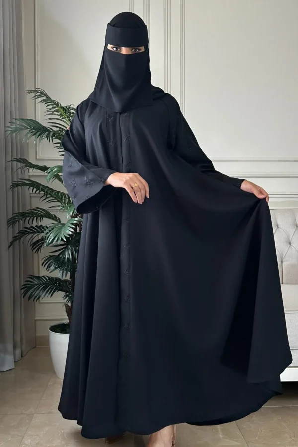 ⁦عباية كلوش بتطريز مخفي من امام و كم بلون اسود⁩ - الصورة ⁦2⁩