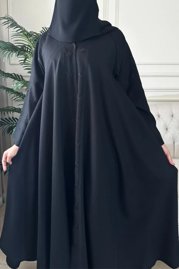 ⁦عباية كلوش بتطريز مخفي من امام و كم بلون اسود⁩ - الصورة ⁦3⁩