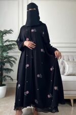 ⁦عباية كلوش شيفون مبطنه و مورده بلون وردي⁩ - الصورة ⁦4⁩