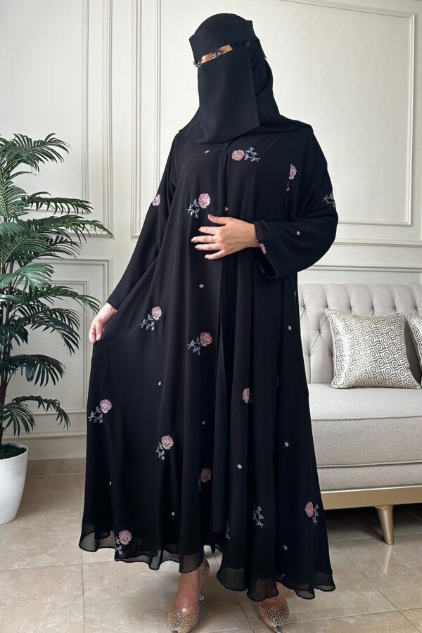 ⁦عباية كلوش شيفون مبطنه و مورده بلون وردي⁩ - الصورة ⁦5⁩