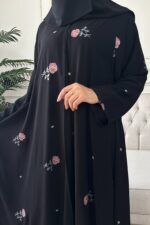 ⁦عباية كلوش شيفون مبطنه و مورده بلون وردي⁩ - الصورة ⁦6⁩