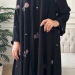 ⁦عباية كلوش شيفون مبطنه و مورده بلون وردي⁩ - الصورة ⁦3⁩