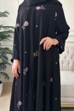 ⁦عباية كلوش شيفون مبطنه و مورده بلون وردي⁩ - الصورة ⁦3⁩