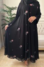 ⁦عباية كلوش شيفون مبطنه و مورده بلون وردي⁩ - الصورة ⁦7⁩