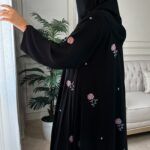 ⁦عباية كلوش شيفون مبطنه و مورده بلون وردي⁩ - الصورة ⁦9⁩