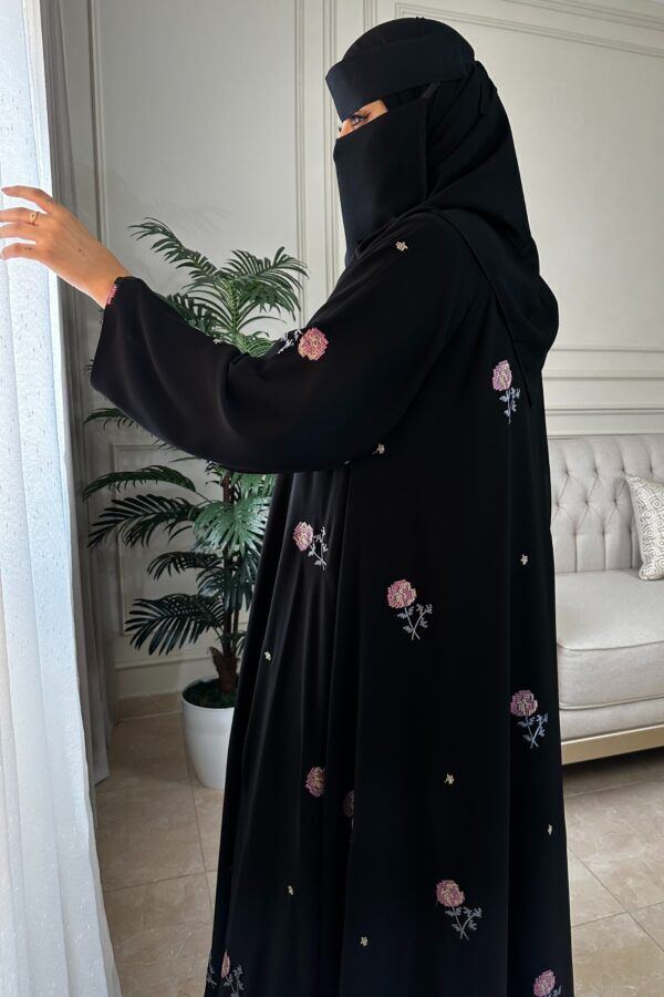 ⁦عباية كلوش شيفون مبطنه و مورده بلون وردي⁩ - الصورة ⁦9⁩