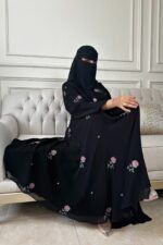 ⁦عباية كلوش شيفون مبطنه و مورده بلون وردي⁩ - الصورة ⁦2⁩