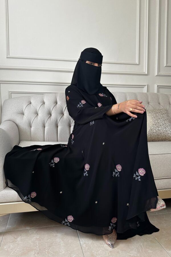 ⁦عباية كلوش شيفون مبطنه و مورده بلون وردي⁩ - الصورة ⁦2⁩