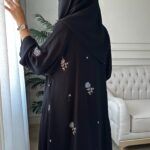 ⁦عباية كلوش شيفون مبطنه و مورده بلون رمادي⁩ - الصورة ⁦3⁩