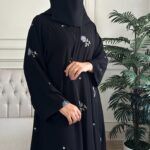 ⁦عباية كلوش شيفون مبطنه و مورده بلون رمادي⁩ - الصورة ⁦6⁩