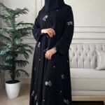 ⁦عباية كلوش شيفون مبطنه و مورده بلون رمادي⁩ - الصورة ⁦7⁩