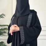 ⁦عبايه كتف بشريط مطرز و فصوص محدد من اطراف⁩ - الصورة ⁦5⁩
