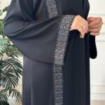 ⁦عبايه كتف بشريط مطرز و فصوص محدد من اطراف⁩ - الصورة ⁦6⁩