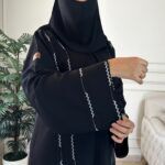 ⁦عبايه كتف بشريط شك ناعم و فصوص محدد من اطراف⁩ - الصورة ⁦4⁩