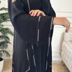 ⁦عبايه كتف بشريط شك ناعم و فصوص محدد من اطراف⁩ - الصورة ⁦5⁩