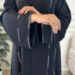 ⁦عبايه كتف بشريط شك ناعم و فصوص محدد من اطراف⁩ - الصورة ⁦6⁩