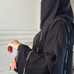 ⁦عبايه كتف بشريط شك ناعم و فصوص محدد من اطراف⁩ - الصورة ⁦7⁩