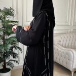عبايه كتف بشريط شك ناعم و فصوص محدد من اطراف