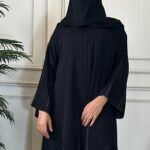 ⁦عبايه كتف بشريط شك مطرز و فصوص محدد من اطراف من اسفل عبايه⁩ - الصورة ⁦3⁩