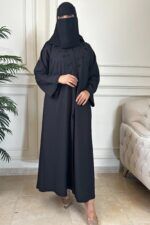 ⁦عبايه كتف بقيطان ناعم و شك محدد من اطراف قيطان⁩ - الصورة ⁦7⁩