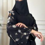 ⁦عباية باكمام مطرزة كامل بورد ملون⁩ - الصورة ⁦2⁩