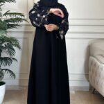 ⁦عباية باكمام مطرزة كامل بورد ملون⁩ - الصورة ⁦3⁩
