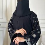 ⁦عباية باكمام مطرزة كامل بورد ملون⁩ - الصورة ⁦5⁩