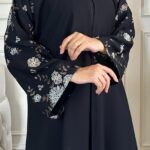 ⁦عباية باكمام مطرزة كامل بورد ملون⁩ - الصورة ⁦7⁩