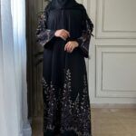 ⁦عبايه رازان كلوش بتطريز ملون من كم واسفل العباية⁩ - الصورة ⁦3⁩