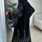 ⁦عبايه رازان كلوش بتطريز ملون من كم واسفل العباية⁩ - الصورة ⁦4⁩