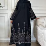 ⁦عبايه رازان كلوش بتطريز ملون من كم واسفل العباية⁩ - الصورة ⁦5⁩