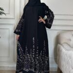 ⁦عبايه رازان كلوش بتطريز ملون من كم واسفل العباية⁩ - الصورة ⁦6⁩