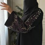 ⁦عبايه رازان كلوش بتطريز ملون من كم واسفل العباية⁩ - الصورة ⁦7⁩