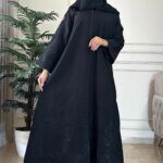 عبايه رزان كلوش بتطريز اسود من كم واسفل العبايه