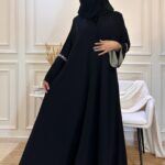 عباية كلوش محددة بشريط ورود ملونة