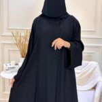 ⁦عباية ساده مغلقه بزراير مزينة⁩ - الصورة ⁦2⁩