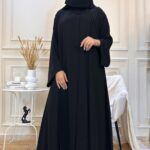 ⁦عباية ساده مغلقه بزراير مزينة⁩ - الصورة ⁦4⁩