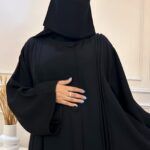 ⁦عباية ساده مغلقه بزراير مزينة⁩ - الصورة ⁦5⁩