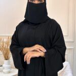 ⁦عباية ساده مغلقه بزراير مزينة⁩ - الصورة ⁦6⁩