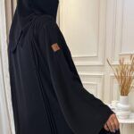 ⁦عباية ساده مغلقه بزراير مزينة⁩ - الصورة ⁦7⁩