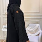 عبايه كتف بشك اسود من اكتاف و كم منفصل