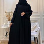 ⁦عباية كتف باكمام مطرزة بورد زهريه بالاسود⁩ - الصورة ⁦3⁩