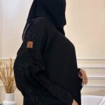 ⁦عباية كتف باكمام مطرزة بورد زهريه بالاسود⁩ - الصورة ⁦4⁩
