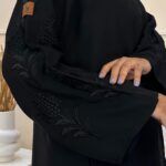 عباية كتف باكمام مطرزة بورد زهريه بالاسود