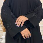 ⁦عباية كتف باكمام مطرزة بورد زهريه بالاسود⁩ - الصورة ⁦2⁩