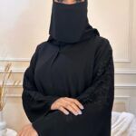 ⁦عباية بأكمام مطرزة اسود اكتاف فخامة⁩ - الصورة ⁦4⁩